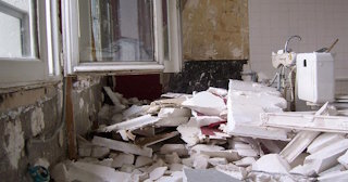 Демонтаж хрущевки в Екатеринбурге - удаление старых полов и стен по выгодной цене от 1774 рублей.